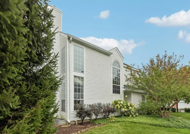 Photo 2 of Condo for sale at 109 Lauralton St #10, Lake Bluff, IL 60044 | MLS# 12740430 | Listing updated on 2026-09-26