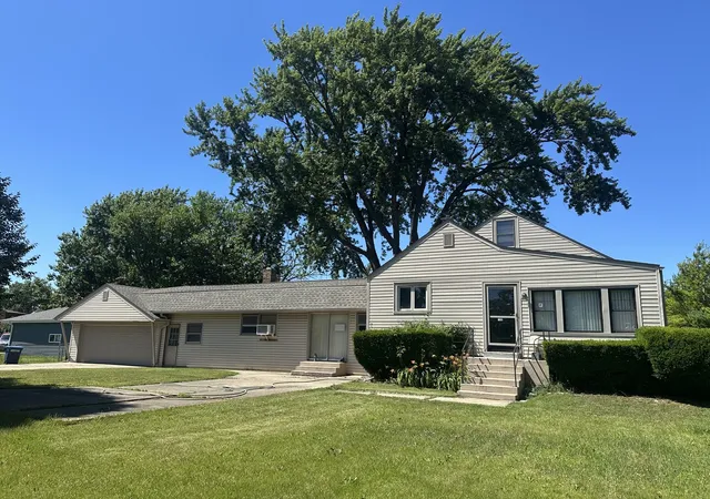 Photo 1 of Single family home for sale at 100 Country Clb Dr, Northlake, IL 60164 | MLS# 12740506 | Listing updated on 2026-09-20