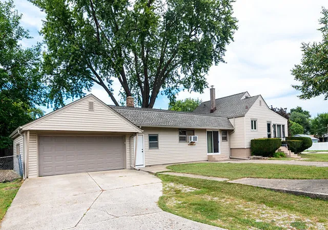 Photo 3 of Single family home for sale at 100 Country Clb Dr, Northlake, IL 60164 | MLS# 12740506 | Listing updated on 2026-09-20