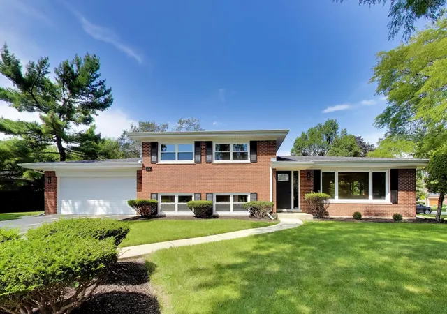 Photo 1 of Single family home for sale at 910 E Kimber Ln, Arlington Heights, IL 60005 | MLS# 12740588 | Listing updated on 2026-09-16