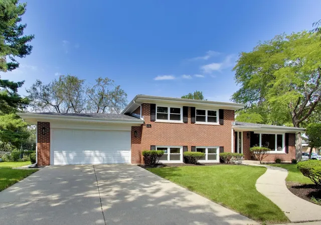 Photo 2 of Single family home for sale at 910 E Kimber Ln, Arlington Heights, IL 60005 | MLS# 12740588 | Listing updated on 2026-09-16