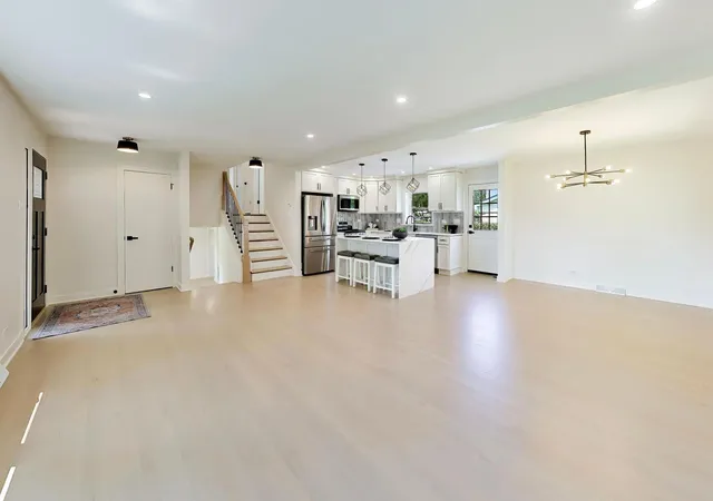 Photo 4 of Single family home for sale at 910 E Kimber Ln, Arlington Heights, IL 60005 | MLS# 12740588 | Listing updated on 2026-09-16