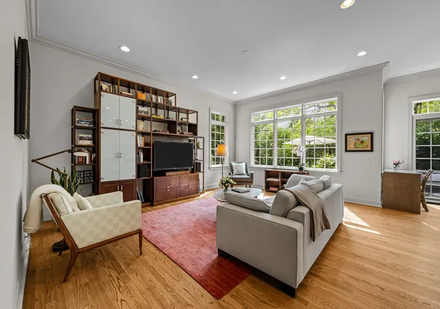 Photo 4 of Single family home for sale at 911 Queens Ln, Glenview, IL 60025 | MLS# 12740615 | Listing updated on 2026-09-24
