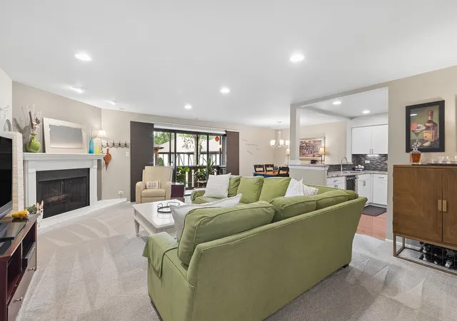 Listing Photo 3 - Condo for sale in building located at 8225 Juniper Ct, Palos Hills, IL 60465 - Unit #34D