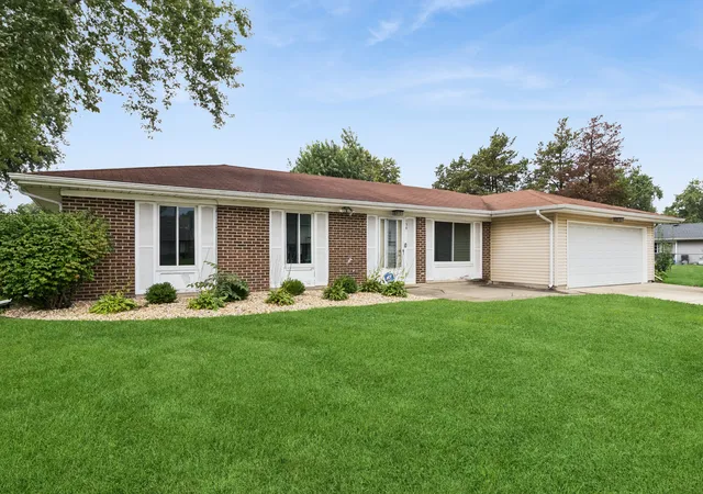Photo 2 of Single family home for sale at 154 Stonehurst Dr, Elgin, IL 60120 | MLS# 12740781 | Listing updated on 2026-09-24