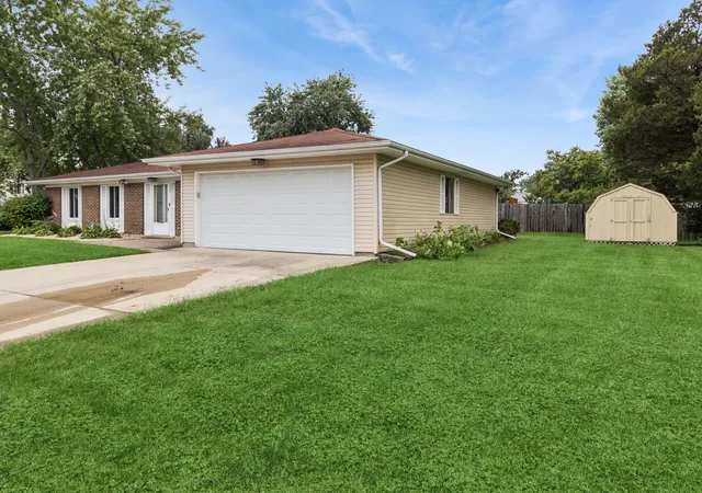 Photo 3 of Single family home for sale at 154 Stonehurst Dr, Elgin, IL 60120 | MLS# 12740781 | Listing updated on 2026-09-24