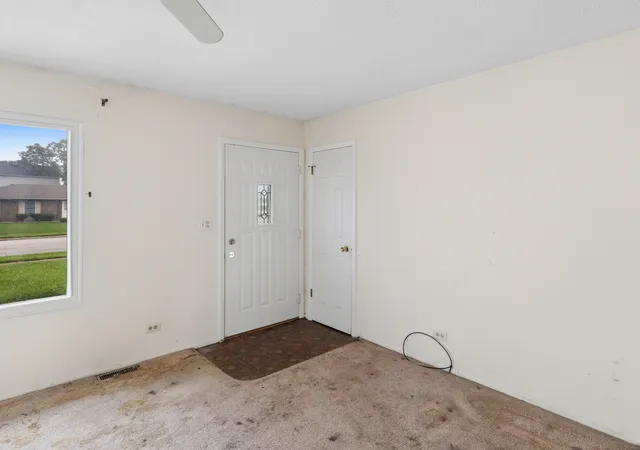 Photo 3 of Single family home for sale at 154 Stonehurst Dr, Elgin, IL 60120 | MLS# 12740781 | Listing updated on 2026-09-24