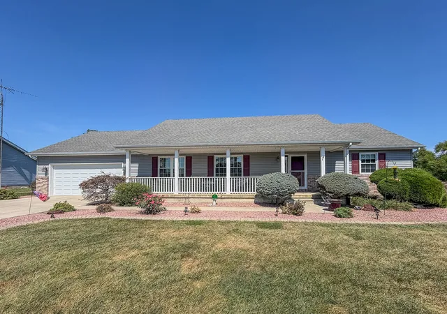 Photo 2 of Single family home for sale at 2309 E Lakeview Dr, Casey, IL 62420 | MLS# 12740819 | Listing updated on 2026-10-05