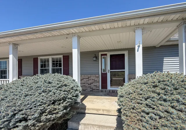 Photo 3 of Single family home for sale at 2309 E Lakeview Dr, Casey, IL 62420 | MLS# 12740819 | Listing updated on 2026-10-05