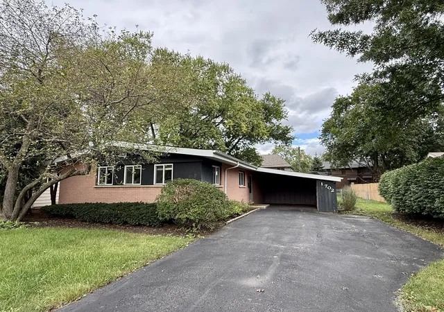 Photo 2 of Single family home for sale at 1702 W Oakton St, Arlington Heights, IL 60004 | MLS# 12740834 | Listing updated on 2026-09-23