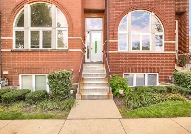 Photo 2 of Townhouse for sale at 1127 E Prairie Ave, Des Plaines, IL 60016 | MLS# 12740880 | Listing updated on 2026-09-24