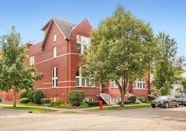 Photo 3 of Townhouse for sale at 1127 E Prairie Ave, Des Plaines, IL 60016 | MLS# 12740880 | Listing updated on 2026-09-24