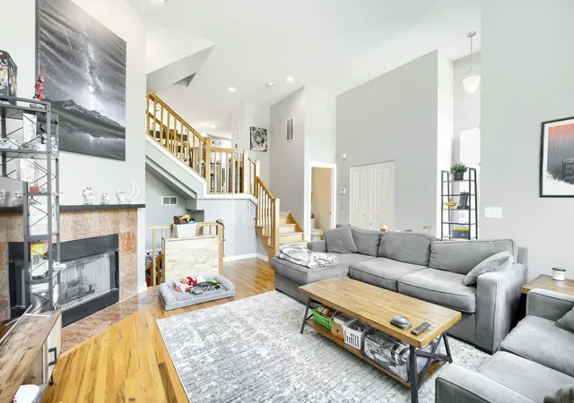 Photo 4 of Townhouse for sale at 1127 E Prairie Ave, Des Plaines, IL 60016 | MLS# 12740880 | Listing updated on 2026-09-24