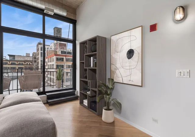 Photo 4 of Sale Pending at 843 W Adams St #711, Chicago, IL 60607 | MLS# 12740883 | Listing updated on 2026-08-31