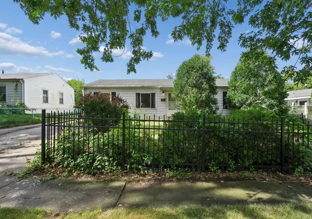 Photo 3 of Single family home for sale at 307 Edinburgh Dr, Lockport, IL 60441 | MLS# 12740992 | Listing updated on 2026-10-03