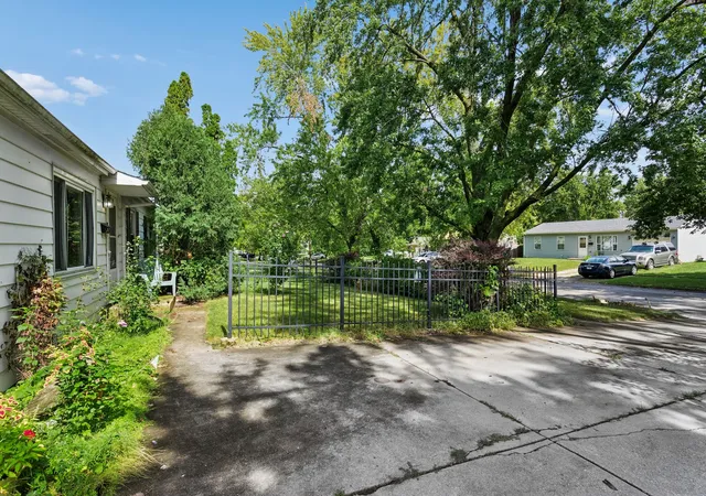 Photo 3 of Single family home for sale at 307 Edinburgh Dr, Lockport, IL 60441 | MLS# 12740992 | Listing updated on 2026-10-03