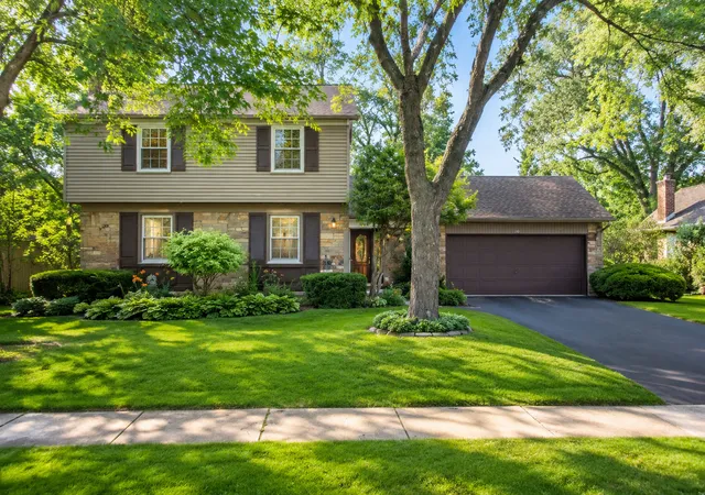 Photo 1 of Single family home for sale at 933 Country Ln, Buffalo Grove, IL 60089 | MLS# 12741032 | Listing updated on 2026-09-26