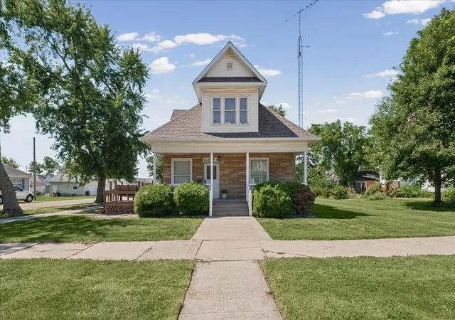 Photo 2 of Single family home for sale at 102 N Walnut St, Villa Grove, IL 61956 | MLS# 12741062 | Listing updated on 2026-10-12