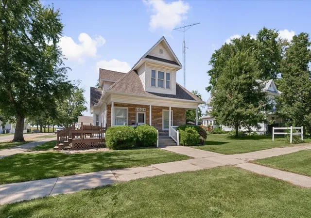 Photo 3 of Single family home for sale at 102 N Walnut St, Villa Grove, IL 61956 | MLS# 12741062 | Listing updated on 2026-10-12