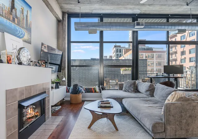 Photo 3 of Condo for sale at 843 W Adams St #611, Chicago, IL 60607 | MLS# 12741288 | Listing updated on 2026-09-14