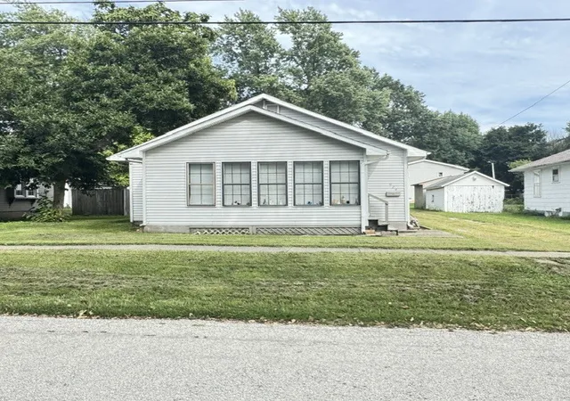 Photo 1 of Sale Pending at 924 N George St, Clinton, IL 61727 | MLS# 12741367 | Listing updated on 2026-09-12