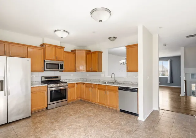 Listing Photo 2 - Condo for sale in building located at 10228 Camden Ln, Bridgeview, IL 60455 - Unit #E