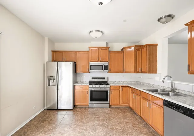 Listing Photo 3 - Condo for sale in building located at 10228 Camden Ln, Bridgeview, IL 60455 - Unit #E