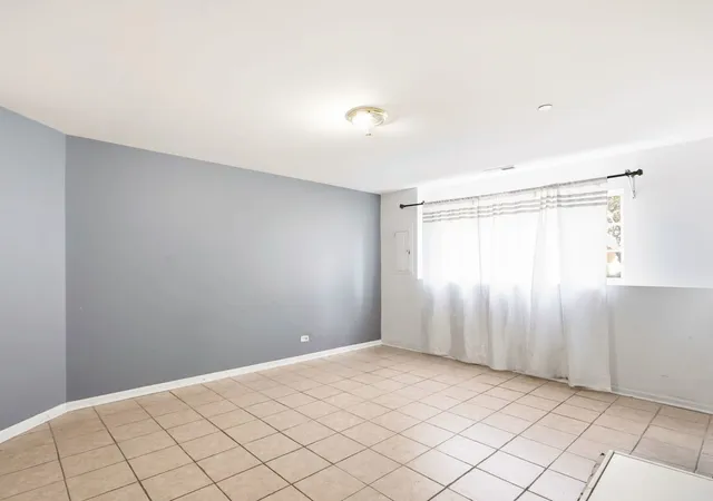 Listing Photo 5 - Condo for sale in building located at 10228 Camden Ln, Bridgeview, IL 60455 - Unit #E