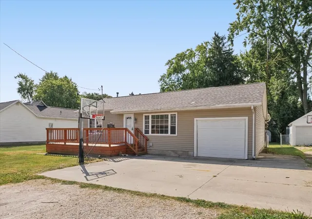Photo 2 of Single family home for sale at 605 E Daggy St, Tuscola, IL 61953 | MLS# 12741422 | Listing updated on 2026-09-15