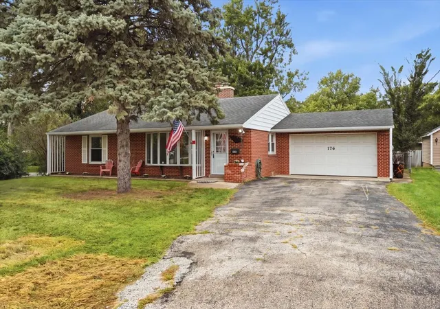Photo 2 of Single family home for sale at 176 Lakeshore Dr, Crystal Lake, IL 60014 | MLS# 12741500 | Listing updated on 2026-09-08