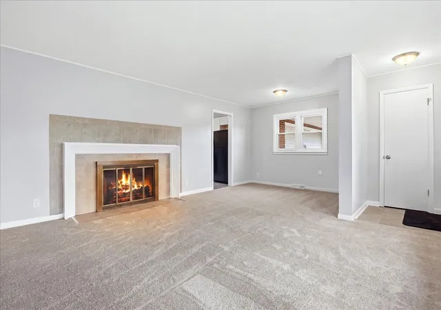 Photo 4 of Single family home for sale at 176 Lakeshore Dr, Crystal Lake, IL 60014 | MLS# 12741500 | Listing updated on 2026-09-08