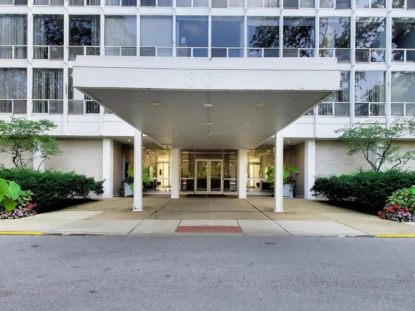 Listing Photo 2 - Condo for sale in 601 E 32Nd St located at 601 E 32Nd St, Chicago, IL 60616 - Unit #610