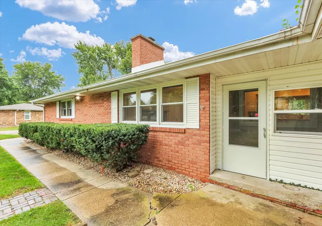 Photo 2 of Single family home for sale at 1908 Shelly Ct, Urbana, IL 61802 | MLS# 12741556 | Listing updated on 2026-09-23