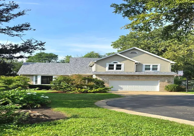 Photo 2 of Single family home for sale at 7810 Regency Grv Dr, Darien, IL 60561 | MLS# 12741608 | Listing updated on 2026-09-27