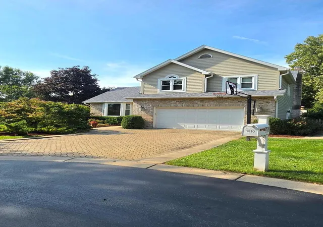 Photo 3 of Single family home for sale at 7810 Regency Grv Dr, Darien, IL 60561 | MLS# 12741608 | Listing updated on 2026-09-27