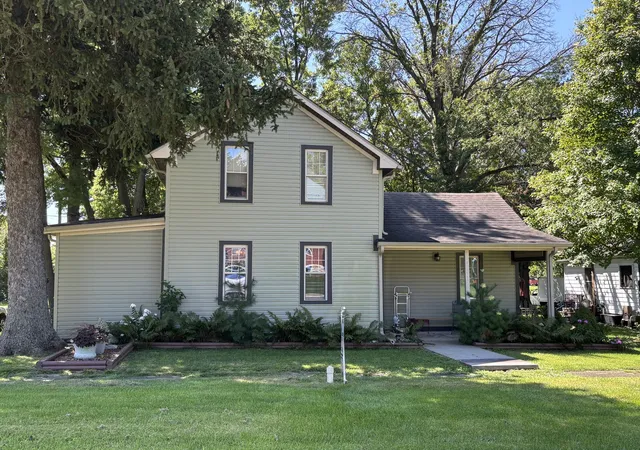 Photo 1 of Single family home for sale at 201 W Green St, Roberts, IL 60962 | MLS# 12741642 | Listing updated on 2026-09-28