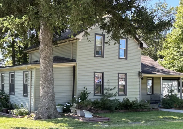Photo 2 of Single family home for sale at 201 W Green St, Roberts, IL 60962 | MLS# 12741642 | Listing updated on 2026-09-28