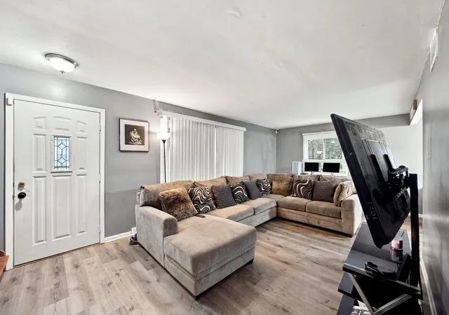 Photo 4 of Single family home for sale at 2714 Lydia St, Waukegan, IL 60085 | MLS# 12741739 | Listing updated on 2026-10-07