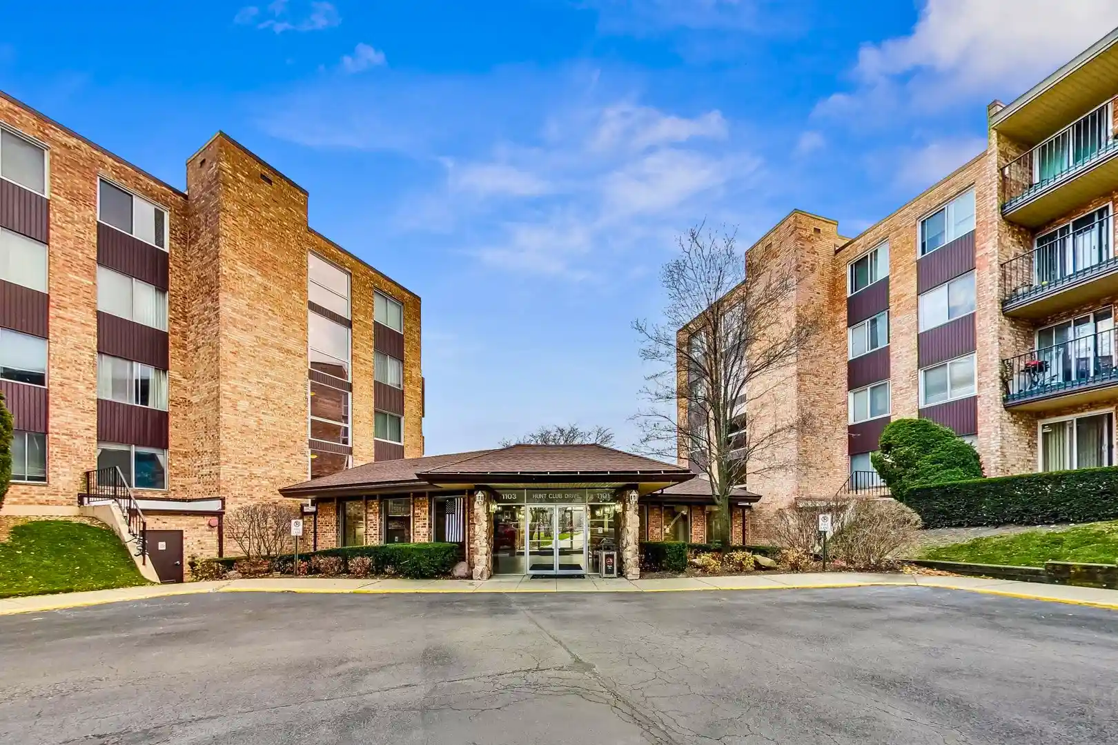 Listing Photo 1 - Condo for sale in 1101 S Hunt Clb Dr located at 1101 S Hunt Clb Dr, Mount Prospect, IL 60056 - Unit #204