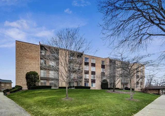 Listing Photo 3 - Condo for sale in building located at 1101 S Hunt Clb Dr, Mount Prospect, IL 60056 - Unit #204