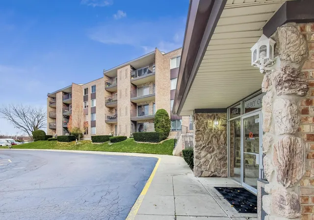 Listing Photo 4 - Condo for sale in building located at 1101 S Hunt Clb Dr, Mount Prospect, IL 60056 - Unit #204