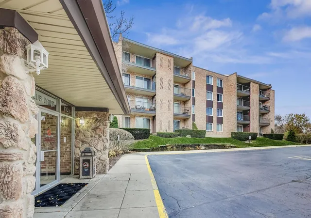 Listing Photo 5 - Condo for sale in building located at 1101 S Hunt Clb Dr, Mount Prospect, IL 60056 - Unit #204
