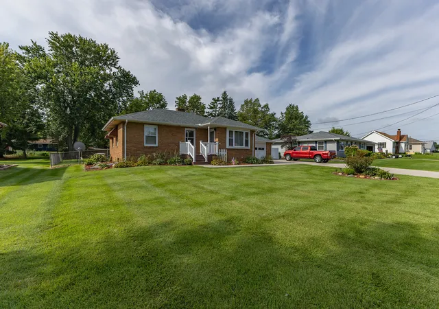 Photo 3 of Single family home for sale at 231 E College St, Kewanee, IL 61443 | MLS# 12742068 | Listing updated on 2026-10-29