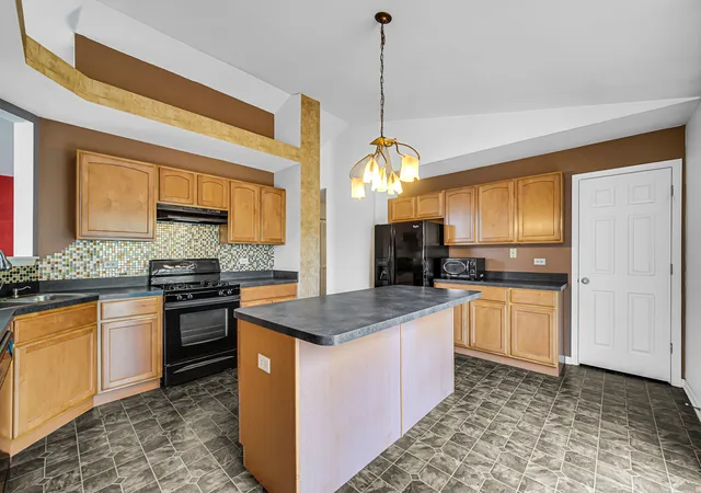 Listing Photo 5 - Condo for sale in building located at 1632 Fredericksburg Ln, Aurora, IL 60503