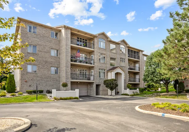 Condo for sale at 18650 Pine Lake Dr #1D, Tinley Park, IL 60477 | MLS# 12742186