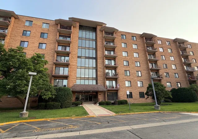 Listing Photo 1 - Condo for sale in building located at 1717 W Crystal Ln, Mount Prospect, IL 60056 - Unit #712