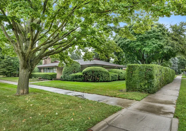 Photo 3 of Single family home for sale at 1121 S Aldine Ave, Park Ridge, IL 60068 | MLS# 12742383 | Listing updated on 2026-09-23