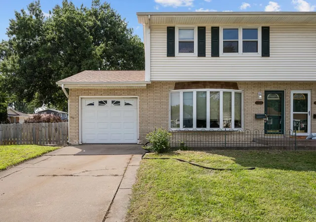 Listing Photo 1 - Condo for sale in building located at 1131 48th St, Moline, IL 61265 - Unit #16