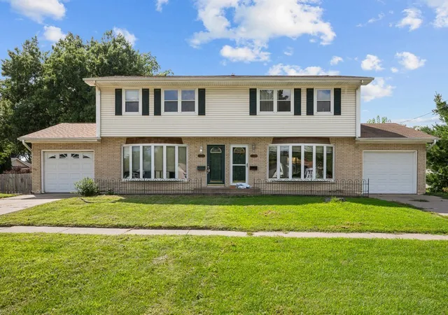 Listing Photo 2 - Condo for sale in building located at 1131 48th St, Moline, IL 61265 - Unit #16