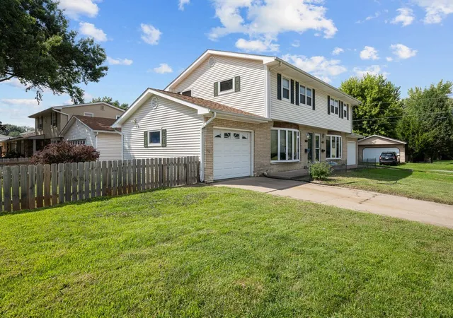 Listing Photo 3 - Condo for sale in building located at 1131 48th St, Moline, IL 61265 - Unit #16